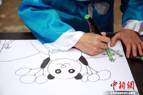 小学生在画大熊猫?！≈炝?摄