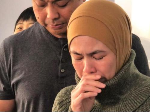 雪提芳婷泪求大家协助找失踪女儿。(图片来源：美国《世界日报》特派员 黄惠玲/摄影)