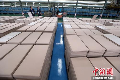 8月27日，中国国家统计局发布数据显示，2018年7月份，中国规模以上工业企业实现利润总额5151.2亿元(人民币，下同)，同比增长16.2%，增速比6月份放缓3.8个百分点。资料图为山西阳城，某陶瓷企业工作人员正在使用叉车生产作业。<a target='_blank' href='http://www.chinanews.com/'>中新社</a>记者 张云 摄