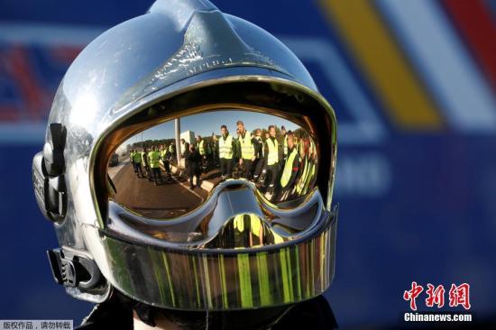 资料图：12月4日，法国政府决定暂停调涨燃料税，但抗议者仍然在社交平台发布第4轮周末示威倡议，准备发动更大规模的抗议活动。法国民众为抗议政府增加燃料税，已经连续3个周末在法国各地展开“黄背心”运动，抗议活动最终演变为了大规模的暴乱。图为一名戴头盔的抗议者。