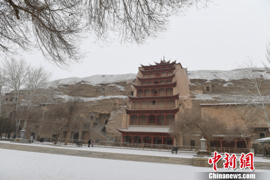 拍摄于落雪后的莫高窟九层楼前。(资料图) 钟欣 摄