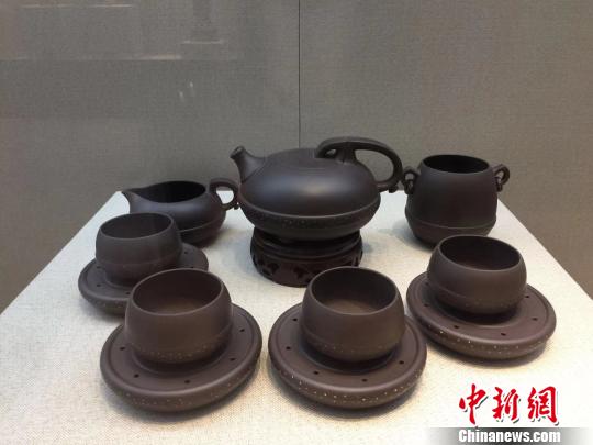 图为紫砂工艺品?！∠钶?摄