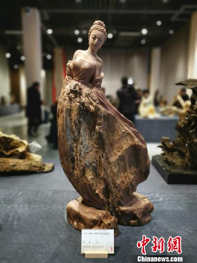 图为根雕工艺品?！「鹁?摄