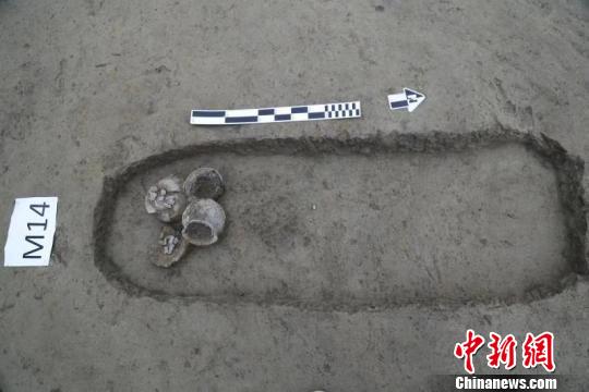 图为幼儿小型土坑墓?！≈有?摄