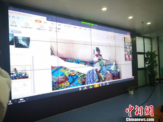 援贝医疗队骨科医师马国强在讲述患者病历。　胡耀荣 摄