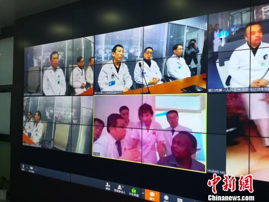 援贝医疗队的骨科医师马国强和翻译人员就会诊方案与患者进行沟通?！『?摄