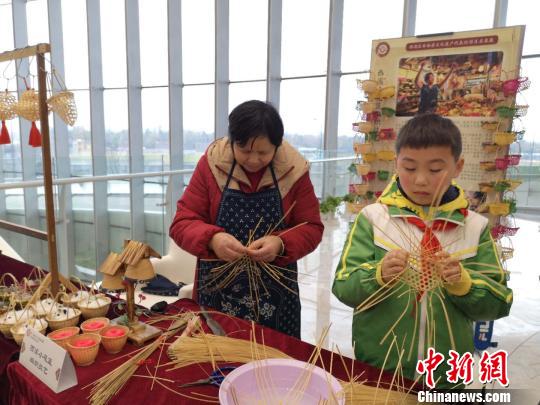 学生参与西溪小花篮的编织?！⊥τ?摄