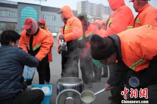 山西长子连续6年为环卫工人提供免费早餐