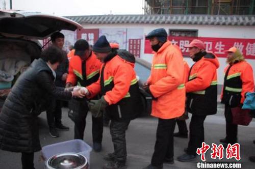 “我们为环卫工人免费发放早餐，至今已经持续6年了?！背ぷ酉鼗肺乐行母敝魅窝罱妓怠３ぷ酉匦挛胖行?供图