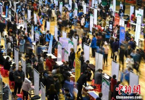 资料图：民营企业走进高校寻英才。<a target='_blank' href='http://www.chinanews.com/'>中新社</a>记者 刘新 摄