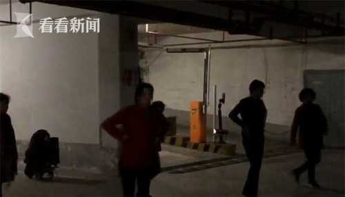 天冷广场舞大妈转战地下车库 居民:碰到人谁的责
