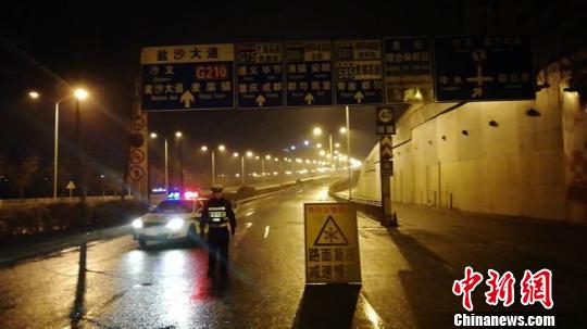 图为交警进行撒盐除冰工作。贵阳市公安交管局供图