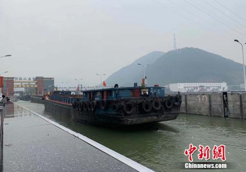 富春江船闸 郭其钰摄