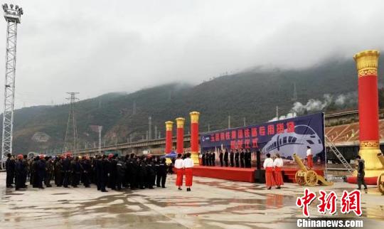 图为玉昆钢铁集团铁路专用货场投产?！∈?摄