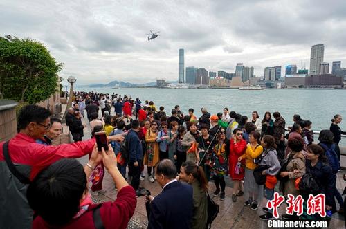 资料图：内地游客在金紫荆广场滨海长廊观光。<a target='_blank' href='http://www.chinanews.com/'>中新社</a>记者 张炜 摄