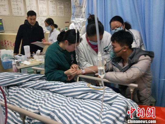 急诊现场开展有序救治工作 张晓敏 摄