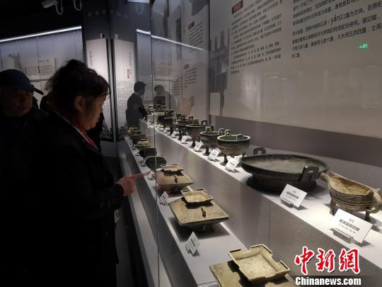 开馆当日，当地民众纷纷前来参观。　童笑雨 摄