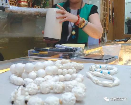 2018年8月11日，北京十里河雅园国际珠宝厅内，一猛犸象牙销售商向记者展示店内隐藏的现代象牙制品，其手中拿的是现代象牙所制的笔筒。&nbsp;&nbsp;新京报记者王嘉宁 摄