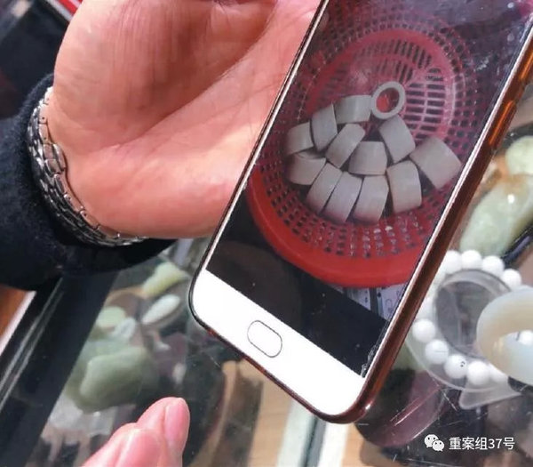 2018年12月22日，广西浦寨口岸的玉石珠宝商潘文斌向记者展示其走私同伙发来的现代象牙制品。&nbsp; 新京报记者王嘉宁 摄