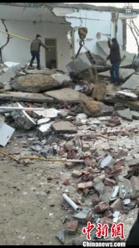 图为房子已被炸塌。现场村民提供的视频截图