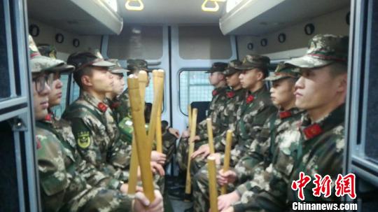 武警四川总队宜宾支队珙县中队前往震中?！＄钕刂卸庸┩?摄