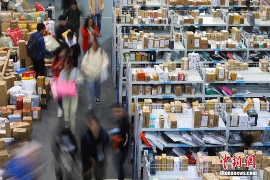 资料图：南京一大学学生在领取快递。<a target='_blank' href='http://www.chinanews.com/'>中新社</a>记者 泱波 摄