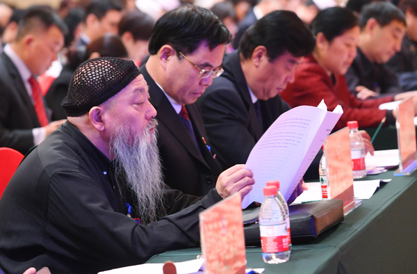 006委员们认真听会。