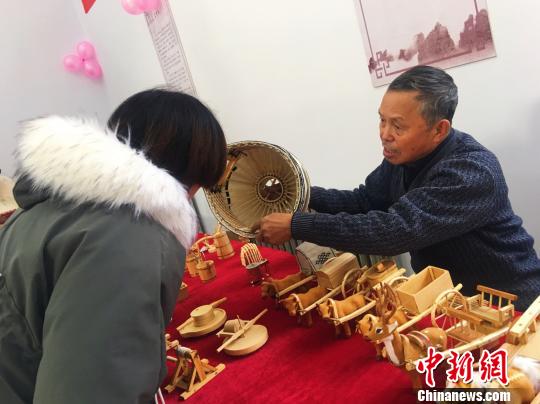 图为齐天仓为学生讲解蒙古包摆件制作技艺。　张玮 摄