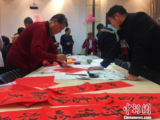 图为书法爱好者为师生写春联。　张玮 摄