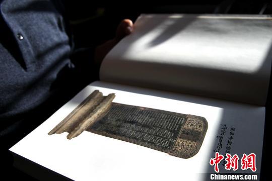 图为“小故宫”青海瞿昙寺内的皇帝敕谕碑。　张添福 摄