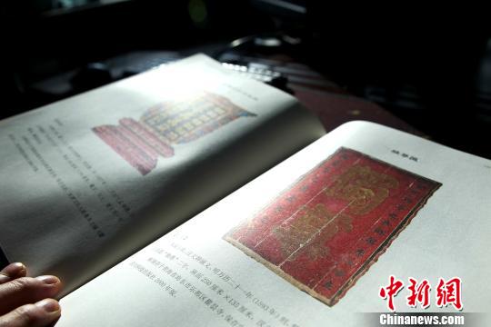 图为“小故宫”青海瞿昙寺内明朝年间题有“独尊”二字的木匾。　张添福 摄