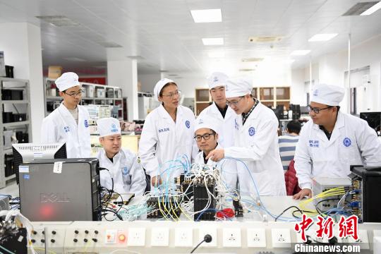 西安分院嫦娥四号探测器的研制人员正在讨论问题。　苏宏伟 摄