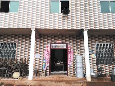 1月2日，罗毅父母的寿棺停在家中的堂屋里。