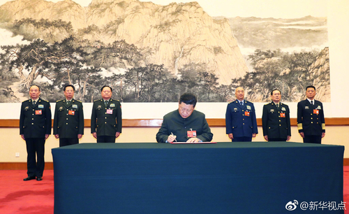 1月4日上午，中共中央总书记、国家主席、中央军委主席习近平签署中央军委2019年1号命令，向全军发布开训动员令。（文字记者：李宣良、梅世雄 摄影记者：李刚）