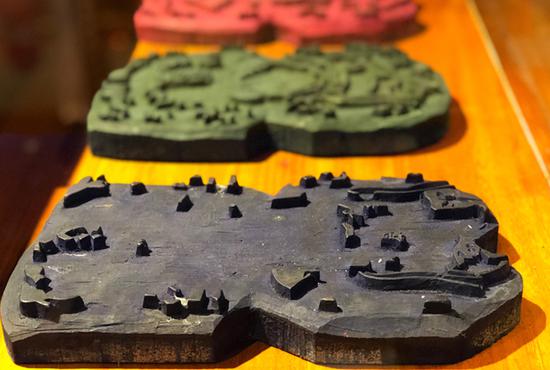 用于制作滩头年画的梨木手工刻板。张晶 摄