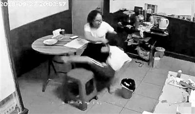 母亲陈某文推倒女童(视频截图)