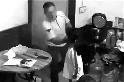 父亲刘某华打女儿(视频截图)