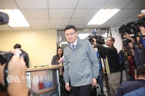 民进党第16届党主席补选6日投票，晚间结果出炉，由前“行政院秘书长”卓荣泰(前)胜出。( 图片来源：“中央社”记者 吴家升摄 )