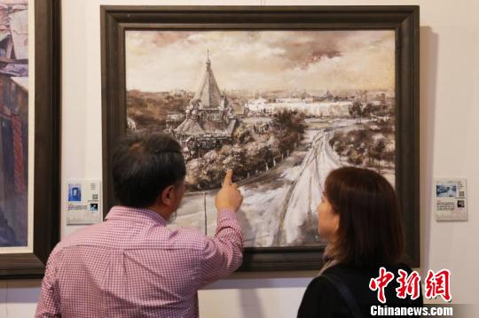 此次展览为公益性活动，吸引了大批民众参观。　吕品 摄