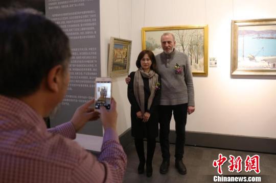 此次中俄艺术家携手举办油画作品展更具特殊意义?！÷榔?摄