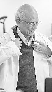 刘永坦在哈尔滨工业大学实验室（2018年12月25日摄）。    新华社记者  王松  摄