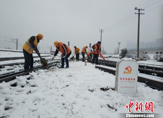 合肥工务段组织职工不间断清扫铁道线道岔积雪，保障铁路安全畅通。　窦铖 摄