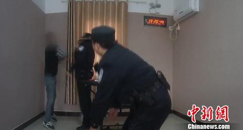 图为，男子张某跳起来攻击民警 周磊 摄