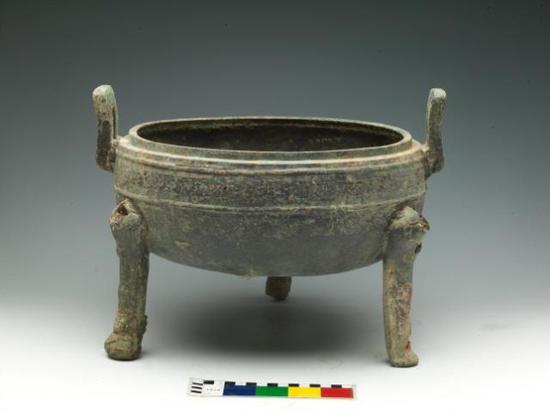 ▲青铜器窖藏H1445中出土的铜鼎。