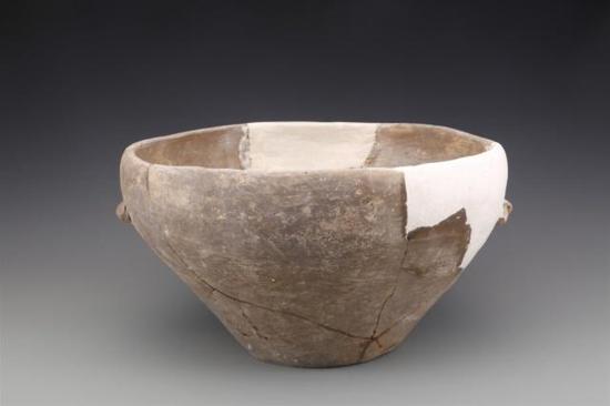 ▲史前房址中出土的陶盆。