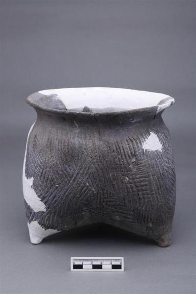 ▲史前房址中出土的陶鬲。