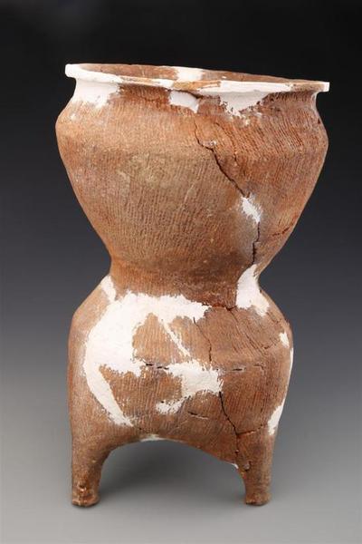 ▲东周墓葬M1083中出土的陶甗&nbsp;