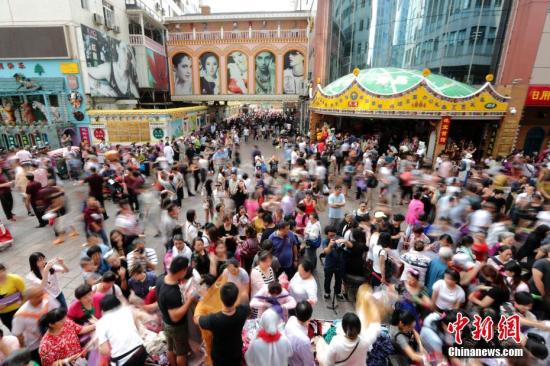 9月15日，商户聚集在北京天意商城门口甩卖商品，吸引大批顾客抢购。天意商城是北京规模最大的小商品批发兼零售市场，为疏解北京非首都功能，天意商城将于9月16日关门停业。<a target='_blank' href='http://www.chinanews.com/'>中新社</a>记者 盛佳鹏 摄