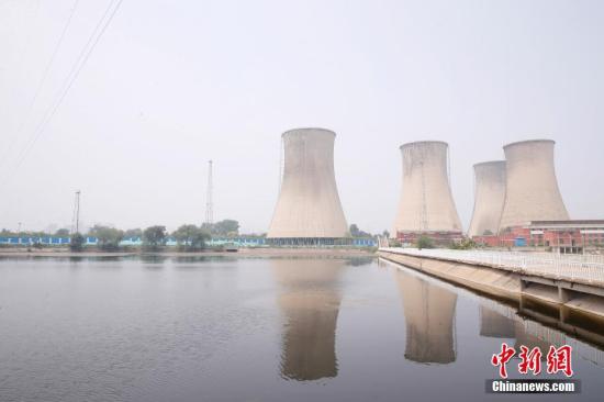 6月12日，2022年冬奥会进入“北京周期”后，各项筹备工作正在有条不紊推进，记者探访三大场馆建设进展，进一步了解可持续办奥的理念。作为今年平昌冬奥会新增的正式比赛项目，单板大跳台滑雪也将出现在2022年北京冬奥会上。按照规划，位于首钢园区内的滑雪大跳台建成后将成为世界首例永久保留和使用的单板大跳台场地。冬奥会后，该场地可承办国内外大跳台项目体育比赛，成为专业运动员和运动队训练场地、青少年后备人才选拔基地、赛事管理人员训练基地等，并作为向民众开放的冬奥会标志性景观旅游景点和休闲健身活动场所。图为滑雪大跳台规划区域。 <a target='_blank' href='http://www.chinanews.com/'>中新社</a>记者 韩海丹 摄