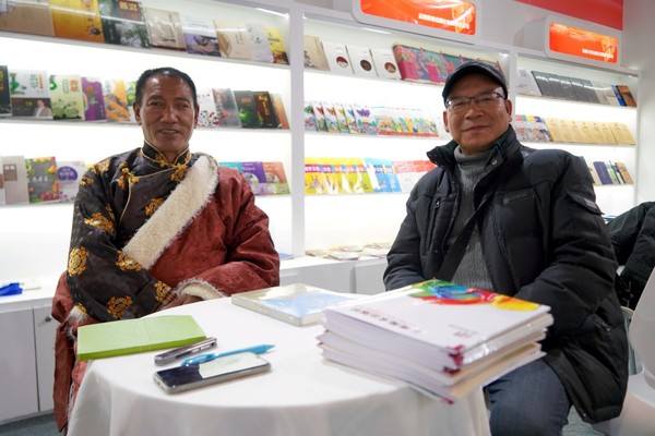 （图片说明：斯那定珠（左）与《云上巴拉》作者尤祥能）